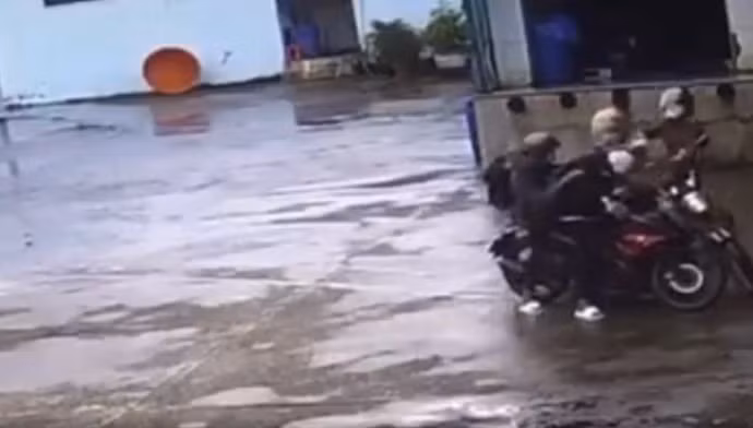 Chưa dừng lại, người mặc quân phục công an dùng nón bảo hiểm đánh nhiều cái vào đầu thiếu niên. Anh này còn cầm nón bảo hiểm xông vào đánh người đi cùng với thiếu niên nói trên. Lúc sau, một mô tô chuyên dụng chở hai người mặc đồng phục công an đến. Người ngồi sau khi xuống xe dùng tay đánh một trong 2 thiếu niên. Đoạn clip cho thấy, khi bị đánh hai người trẻ không có hành vi chống cự, chỉ đứng chịu trận… 