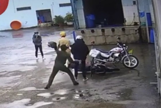 Hai thiếu niên thừa nhận các hành vi vi phạm, gồm: không chấp hành hiệu lệnh, hướng dẫn của người kiểm soát giao thông; không chấp hành hiệu lệnh tín hiệu đèn giao thông; điều khiển xe lạng lách trên đường bộ ngoài đô thị; không có giấy chứng nhận bảo hiểm trách nhiệm dân sự của chủ xe cơ giới; người từ đủ 16 tuổi đến dưới 18 tuổi mà điều khiển xe mô tô có dung tích xi lanh trên 100 cm3... 