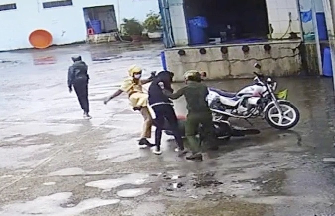 Trước đó, chiều 28/9, mạng xã hội lan truyền đoạn clip dài hơn 5 phút ghi lại cảnh 2 thanh niên đi xe máy bị một số cán bộ công an dùng chân, gối, gậy điều khiển giao thông, nón bảo hiểm đánh tới tấp vào đầu và vào cơ thể hai thiếu niên.