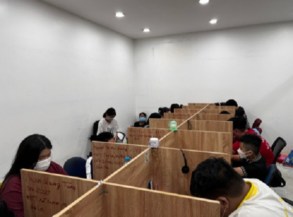 Các đối tượng trên mạo danh nhân viên ngân hàng T. đưa ra thông tin gian dối về việc ngân hàng cho vay các khoản từ 20 - 100 triệu đồng với lãi suất 0%, khách hàng chỉ phải đóng phí bảo hiểm tiền vay từ 1.700.000 đồng đến 3.895.000 đồng tuỳ số tiền vay. Nếu khách hàng đồng ý vay thì nhóm sẽ lấy thông tin khách rồi chuyển lại cho Thạch để làm giả hồ sơ đồng ý cho vay vốn của ngân hàng.