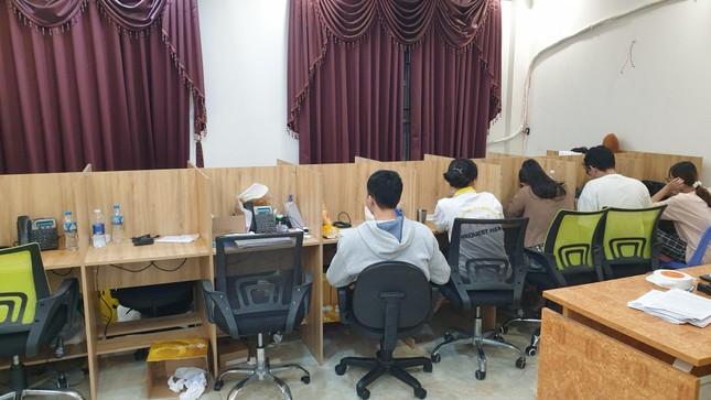 Cơ quan công an xác định, đối tượng tên Nguyễn Hoàng Thạch (SN 1993, quê Đồng Nai, hiện trú tại quận Bình Tân, TP HCM) thuê và sắp xếp cho 82 đối tượng làm việc tại các tầng trệt, 1, 2 và 3 của căn nhà trên để thực hiện hành vi lừa đảo chiếm đoạt tài sản. Tại thời điểm kiểm tra, tầng trệt có 17 đối tượng ngồi làm việc, tầng 1 có 16 đối tượng, tầng 2 có 30 đối tượng, tầng 3 có 19 đối tượng.