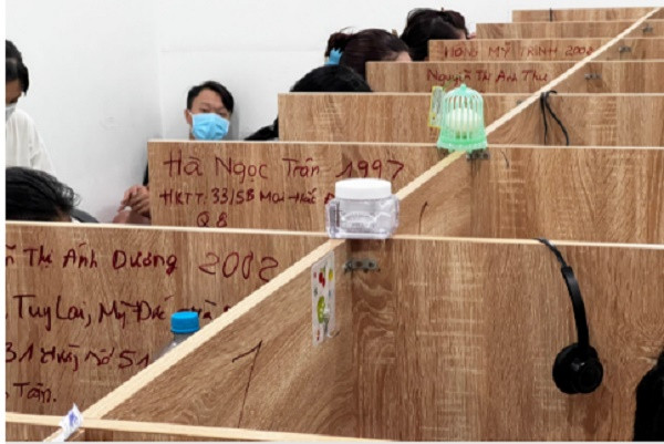 Sau đó, nhóm của Thạch sẽ thuê dịch vụ chuyển phát nhanh tại bưu cục Minh Phụng (Địa chỉ 277 Hậu Giang, phường 5, quận 6) để giao hợp đồng giả kèm theo một thẻ ngân hàng T. giả cho khách, đồng thời nhờ bưu cục thu hộ các khoản phí bảo hiểm tiền vay nói trên.