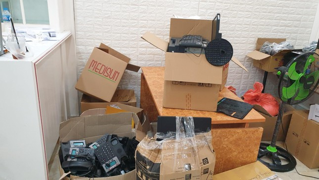 Qua trích xuất dữ liệu điện tử thu giữ được tại tầng 3 nhà 48 Trần Quang Quá, xác định có rất nhiều bị hại trên địa bàn cả nước, riêng số lượng bị hại trên địa bàn TP HCM là khoảng 600 người với tổng số tiền bị chiếm đoạt ban đầu do đối tượng khai nhận hơn 1 tỷ đồng.