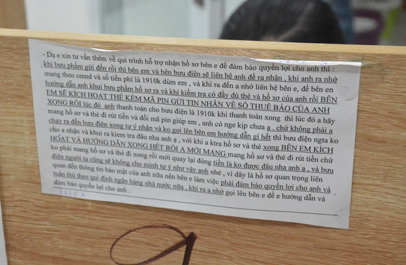 Cơ quan điều tra xác định toàn bộ 82 đối tượng trên đều do Thạch thuê và trả công, trong đó có 70 đối tượng được phân công nhiệm vụ liên lạc tư vấn dẫn dụ khách và 12 đối tượng làm nhiệm vụ tổng hợp số liệu bị hại, kiểm tra việc khách thanh toán phí bảo hiểm qua bưu điện. Các đối tượng này được trả công từ 8- 10 triệu đồng mỗi tháng, ngoài ra còn được thưởng theo doanh số từ 100.000 đồng đến 130.000 đồng trên mỗi đơn. (Một nhân viên liên lạc tư vấn dán sẵn tờ giấy trên bàn dùng đọc dẫn dụ khách. Ảnh:CAND) 