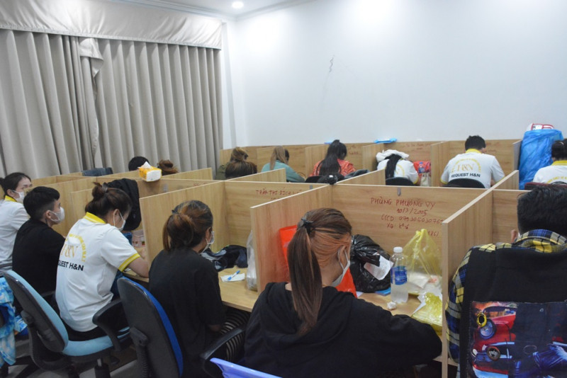 Hàng ngày, Thạch cung cấp cho các đối tượng trên danh sách nhiều cá nhân (họ tên, số điện thoại, địa chỉ) và kịch bản được soạn sẵn để liên lạc tư vấn. Sau đó, dưới sự chỉ đạo và hướng dẫn của Thạch, các đối tượng trên sử dụng điện thoại bàn gọi điện cho người có tên trong danh sách để tư vấn cho vay.