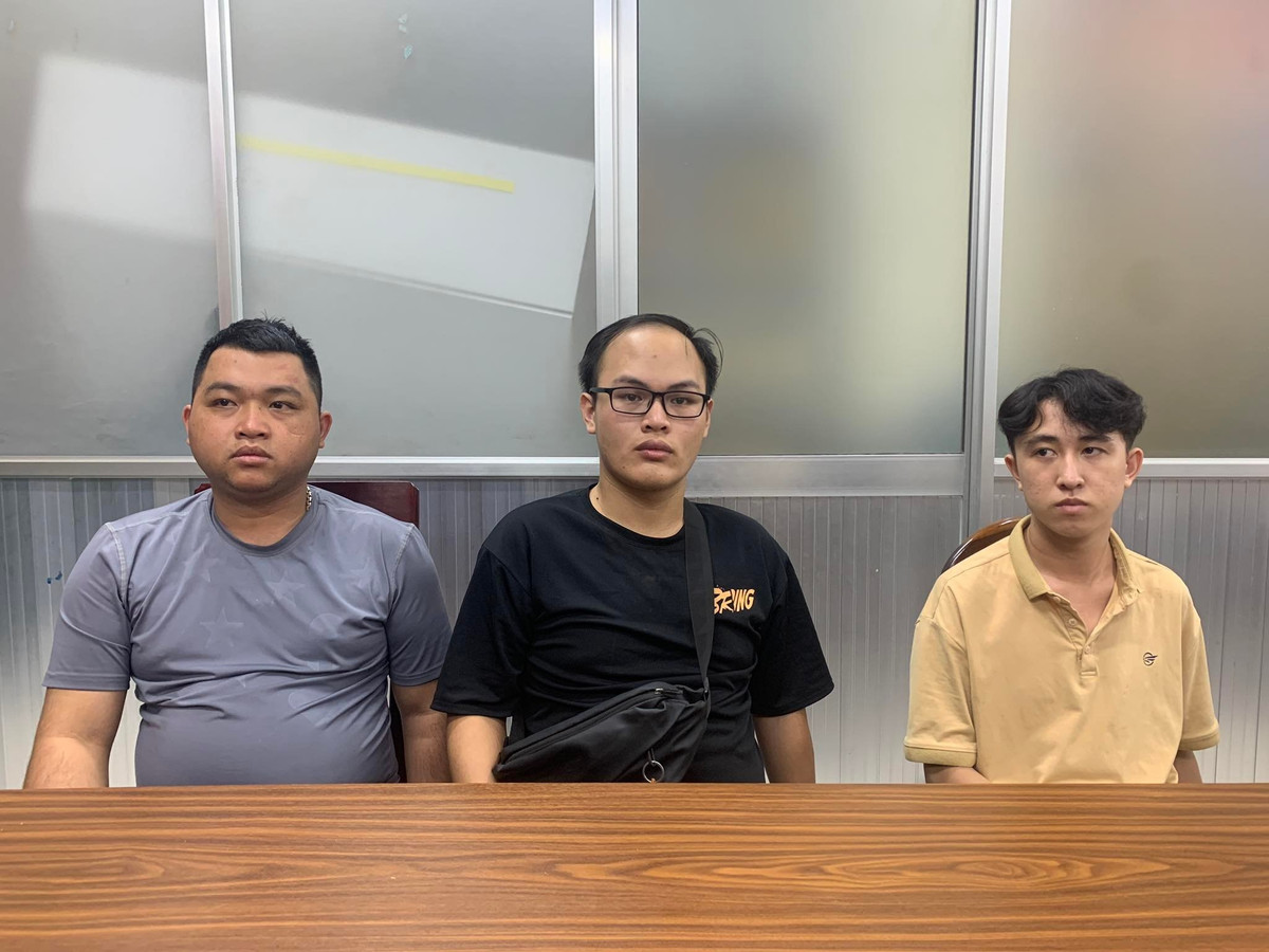 Cảnh sát thu giữ nhiều tang vật được các nghi phạm sử dụng để lừa đảo chiếm đoạt tài sản gồm: điện thoại bàn, tai nghe, máy tính, máy in, giấy ghi chép thông tin bị hại, danh sách bị hại đã nộp tiền.