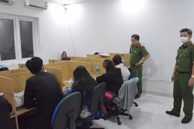 Đối tượng Nguyễn Hoàng Thạch khai, đã sử dụng giấy CCCD của Trần Kiều Quốc Dũng (23 tuổi) thuê nhà và sắp xếp cho 82 nghi phạm làm việc tại 3 tầng của căn nhà nói trên để lừa đảo chiếm đoạt tài sản.