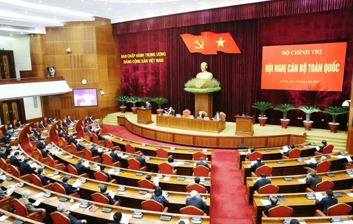 Khuyen khich can bo bi ky luat tu chuc: Thuoc nao tri tham quyen co vi?