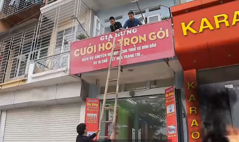 Khi phát hiện ra đám cháy, cần nhanh chóng báo động để mọi người trong nhà biết và nhanh chóng thoát ra ngoài theo lối cửa chính nếu như lối này chưa bị lửa, khói bao trùm. Trong quá trình di chuyển cần bình tĩnh và thực hiện các biện pháp để tránh hít phải khói, khí độc hoặc bị lửa tạt gây bỏng hoặc cháy quần áo; (Ảnh minh họa)