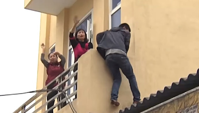 Trong trường hợp lối thoát qua cửa chính tại tầng 1 đã bị lửa, khói bao trùm thì bình tĩnh và cùng các thành viên trong gia đình suy tính, tìm lối thoát khác.