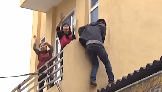 Trong trường hợp lối thoát qua cửa chính tại tầng 1 đã bị lửa, khói bao trùm thì bình tĩnh và cùng các thành viên trong gia đình suy tính, tìm lối thoát khác.