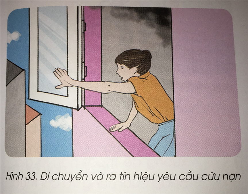 Trường hợp nếu cửa chính ra vào căn hộ và hành lang dẫn đến buồng thang thoát nạn đều bị khói lửa bao trùm, mọi người không thể thoát ra khỏi phòng, thì nhanh chóng đóng cửa và có các biện pháp ngăn khói, lửa lan truyền vào căn hộ. Sử dụng điện thoại nhanh chóng gọi cho lực lượng Cảnh sát phòng cháy, chữa cháy và cứu nạn, cứu hộ theo số 114 để kịp thời đến cứu nạn; di chuyển ra vị trí cửa sổ, ban công hô to và dùng áo, khăn hoặc vật sáng màu để vẫy gọi mọi người biết vị trí mình đang bị nạn; 