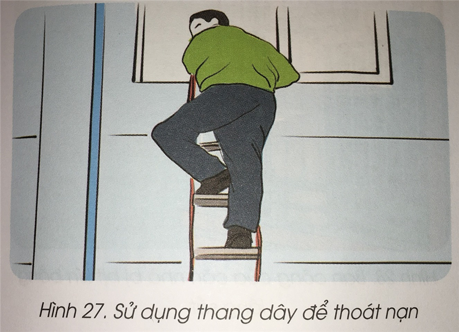 Cụ thể, di chuyển ra ngoài ban công và sử dụng các phương tiện như thang dây nếu có, hoặc trong trường hợp cấp thiết có thể sử dụng dây thừng hoặc các dây tự nối bằng các vật dụng như rèm, ga giường, quần, để thoát xuống dưới và ra nơi an toàn. Tuy nhiên, trước khi dùng dây để tụt xuống cần phải đảm bảo dây chắc chắn và dây phải buộc vào các cấu kiện vững chắc; Di chuyển ra ban công hoặc qua cửa sổ và tìm cách thoát qua các nhà, công trình lân cận; Di chuyển lên tầng thượng hoặc lên mái và thoát sang các công trình lân cận nếu có thể. Trong quá trình di chuyển cần sử dụng khăn, áo thấm ướt bịt vào mũi, miệng nhằm hạn chế hít phải khói, khí độc;