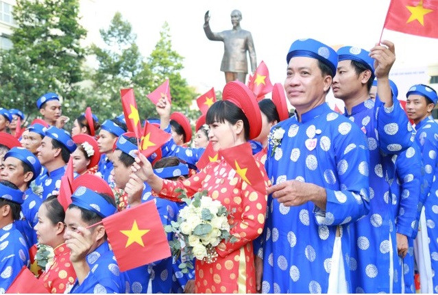 Lần thứ 14 tổ chức, lễ cưới năm nay xác lập kỷ lục về cổng cưới truyền thống lớn nhất với chiều dài cổng 14 m và cao 6 m. (Ảnh: Tiền Phong)