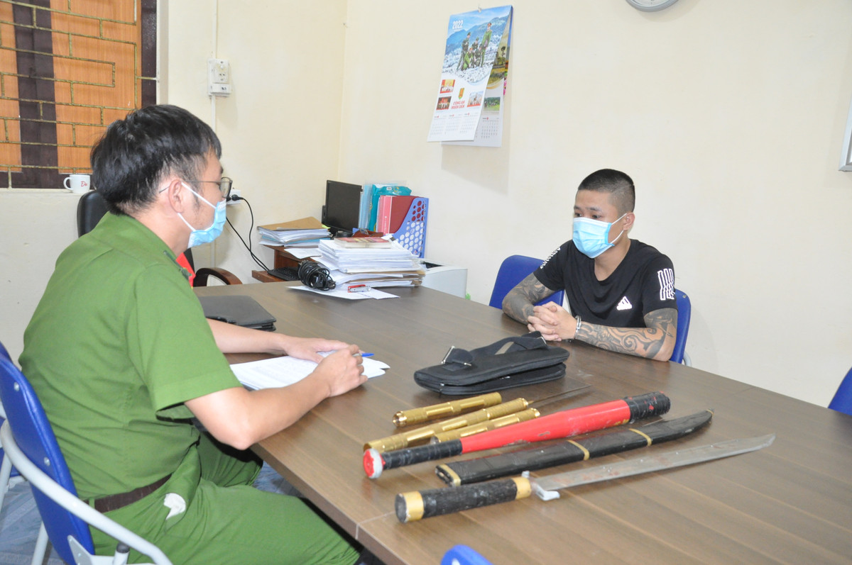 Hai Duong: Bat giu nam thanh nien su dung ma tuy, tang tru sung but