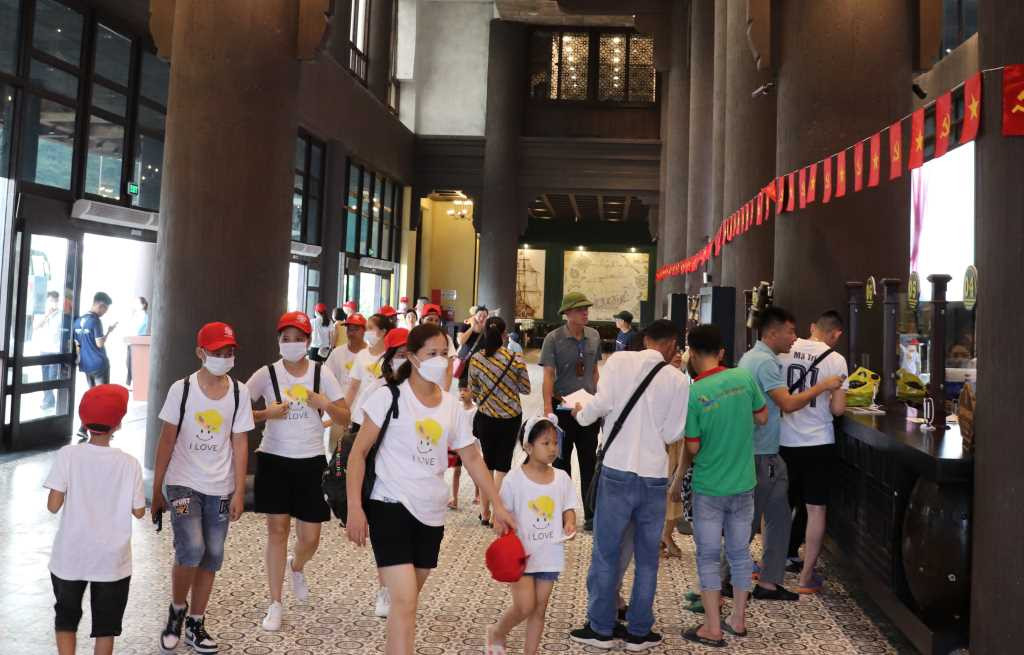  52.000 lượt khách đến Quảng Ninh trong ngày đầu nghỉ lễ 2/9. Ngày đầu nghỉ lễ dịp 2/9, Quảng Ninh đón 52.000 lượt khách. Trong đó, khách thăm Vịnh Hạ Long đón trên 5.900 lượt; Bảo tàng tỉnh đón 2.800 lượt; Khu tổ hợp vui chơi giải trí Sunworld đón 7.000 lượt khách… Tỷ lệ lấp đầy các khách sạn đạt khoảng 60-70%. Dự báo những ngày tới, lượng khách sẽ tăng nhẹ, tập trung ở các điểm tham quan, du lịch nổi tiếng của Quảng Ninh. 