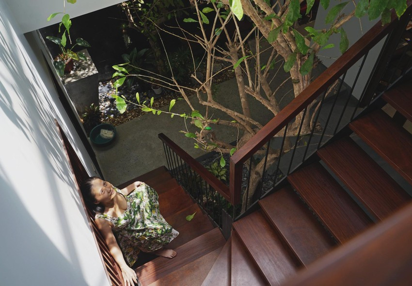 Không gian này bố trí xen kẽ cây xanh, cùng với các loại vật liệu thô mộc như gạch thẻ, đá tự nhiên 