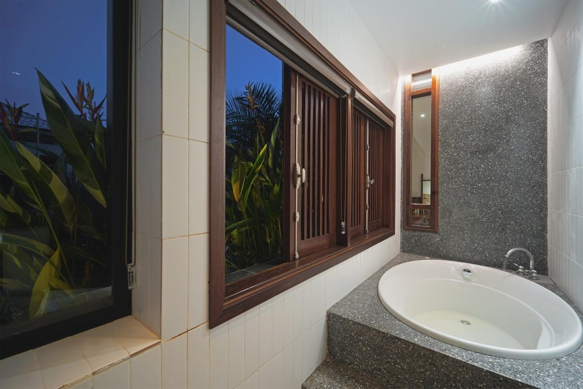 Kiến trúc sư thiết kế bồn tắm tròn, không gian thư giãn này kết nối với thiên nhiên bên ngoài.