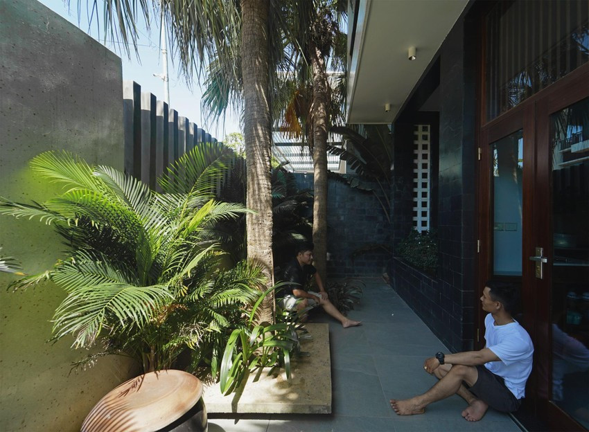 Các giải pháp về cây xanh, thông gió và ba giếng trời lấy sáng mang lại không gian sống lý tưởng cho chủ nhà.