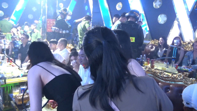 Vu 52 nguoi duong tinh ma tuy: Tam giu chu quan bar LV Club-Hinh-3