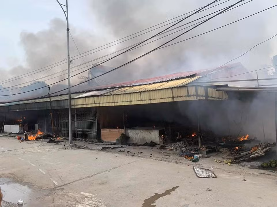 Trao đổi với PV Báo Tri thức và Cuộc sống trưa 13/9, ông Trần Chu Đức - Chủ tịch UBND huyện Văn Lâm (tỉnh Hưng Yên) cho biết, vụ cháy chợ Ngọc Lịch (xã Trưng Trắc, huyện Văn Lâm) xảy ra lúc 10h45 trưa cùng ngày.