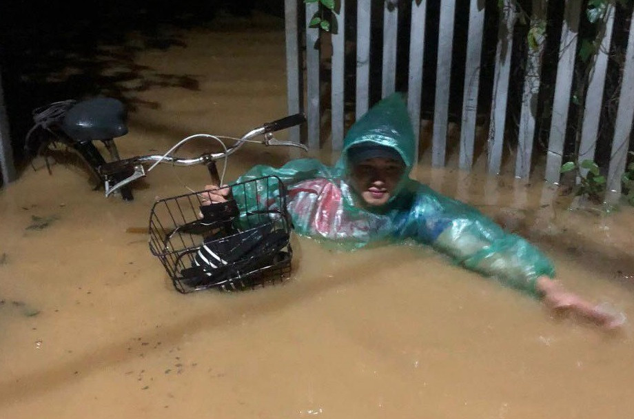 Ha Noi: Ngap lut nghiem trong do mua lu... di doi 204 ho dan-Hinh-2