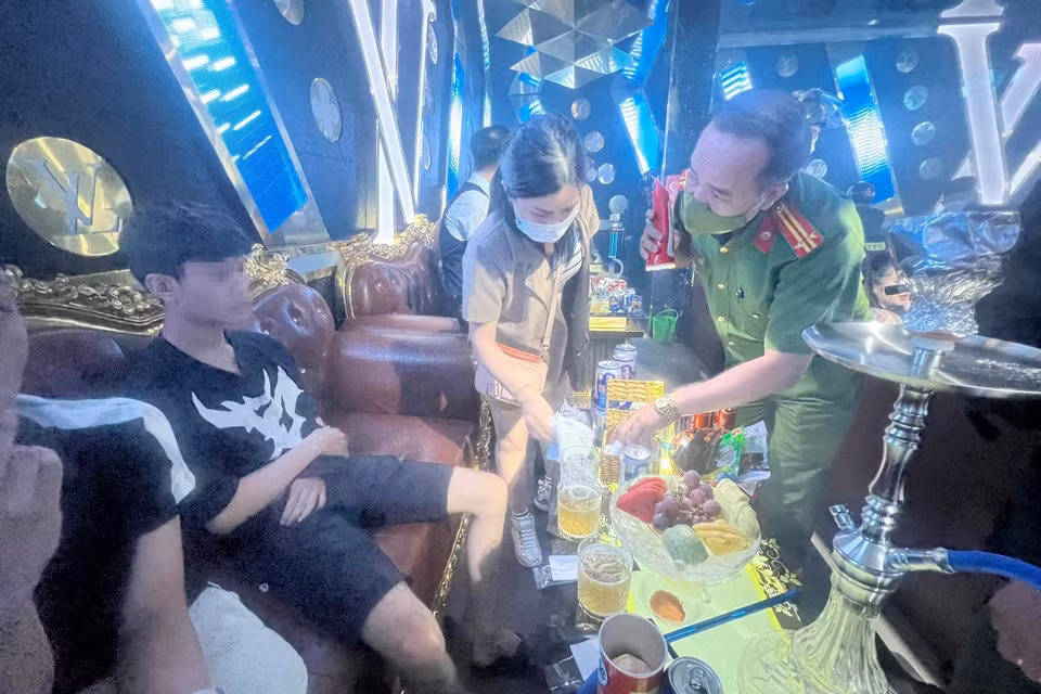 Toan canh vu dot kich bar LV Club, 52 nguoi duong tinh ma tuy