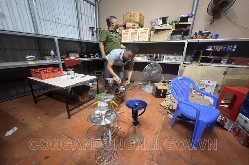 Ngoài ra, lực lực lượng chức năng đã lập biên bản vi phạm hành chính đối với chủ cơ sở quán LV Club về vi phạm quy định về công tác Phòng cháy và chữa cháy theo quy định, như: không lắp đặt sơ đồ chỉ dẫn, biển báo, biển chỉ dẫn về phòng cháy và chữa cháy trên lối thoát nạn; không lắp đặt phương tiện chiếu sáng sự cố, chỉ dẫn thoát nạn trên lối thoát nạn hoặc có lắp đặt nhưng không đầy đủ độ sáng, không đúng theo quy cách, quy định của pháp luật hoặc không có tác dụng; không xây dựng phương án chữa cháy, phương án cứu nạn cứu hộ.