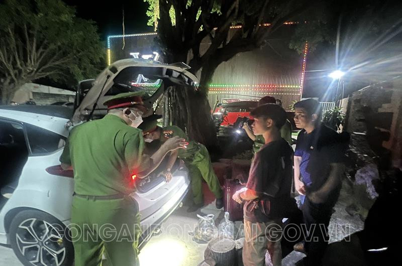 Cơ quan công an cũng làm việc với chủ cơ sở, quản lý, nhân viên, bảo vệ của quán và các đối tượng có liên quan để làm rõ hành vi tổ chức sử dụng, chứa chấp sử dụng trái phép chất ma túy để xử lý theo quy định của pháp luật. (Ảnh: Công an Đồng Nai)