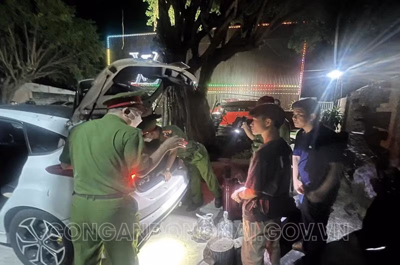 Cơ quan công an cũng làm việc với chủ cơ sở, quản lý, nhân viên, bảo vệ của quán và các đối tượng có liên quan để làm rõ hành vi tổ chức sử dụng, chứa chấp sử dụng trái phép chất ma túy để xử lý theo quy định của pháp luật. (Ảnh: Công an Đồng Nai)