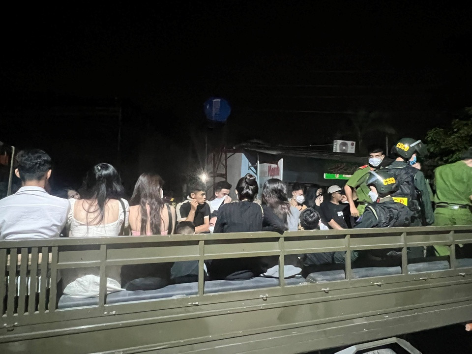 Ngay sau đó các đối tượng và tang vật đã được đưa về trụ sở Công an huyện Long Thành để làm việc. Qua test nhanh ma tuý 180 người, phát hiện có 52 người dương tính với chất ma tuý (trong đó có 4 nhân viên và 1 bảo vệ của quán). 