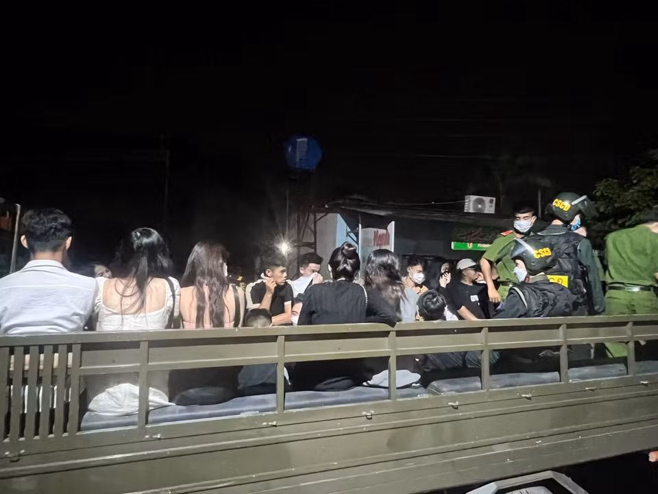 Ngay sau đó các đối tượng và tang vật đã được đưa về trụ sở Công an huyện Long Thành để làm việc. Qua test nhanh ma tuý 180 người, phát hiện có 52 người dương tính với chất ma tuý (trong đó có 4 nhân viên và 1 bảo vệ của quán). 