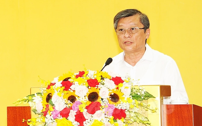  Ông Phạm Mạnh Cường, Giám đốc Sở Y tế đã vi phạm nguyên tắc tập trung dân chủ, quy định của Đảng, pháp luật của Nhà nước, Quy chế làm việc, Quy định về những điều đảng viên không được làm và trách nhiệm nêu gương. Chịu trách nhiệm chính, trách nhiệm người đứng đầu về những vi phạm, khuyết điểm của Sở Y tế và các đơn vị trực thuộc. Cùng chịu trách nhiệm về những vi phạm, khuyết điểm của Ban Chỉ đạo phòng, chống dịch của tỉnh; chịu trách nhiệm trực tiếp, trách nhiệm cá nhân trong thực hiện chức trách, nhiệm vụ được giao. Thiếu trách nhiệm, buông lỏng lãnh đạo, quản lý để Giám đốc Trung tâm Kiểm soát bệnh tật tỉnh vi phạm rất nghiêm trọng, tham nhũng, tiêu cực, nhận hối lộ. (Ảnh: Báo Hải Dương)