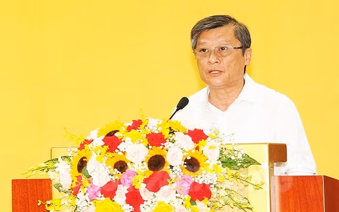  Ông Phạm Mạnh Cường, Giám đốc Sở Y tế đã vi phạm nguyên tắc tập trung dân chủ, quy định của Đảng, pháp luật của Nhà nước, Quy chế làm việc, Quy định về những điều đảng viên không được làm và trách nhiệm nêu gương. Chịu trách nhiệm chính, trách nhiệm người đứng đầu về những vi phạm, khuyết điểm của Sở Y tế và các đơn vị trực thuộc. Cùng chịu trách nhiệm về những vi phạm, khuyết điểm của Ban Chỉ đạo phòng, chống dịch của tỉnh; chịu trách nhiệm trực tiếp, trách nhiệm cá nhân trong thực hiện chức trách, nhiệm vụ được giao. Thiếu trách nhiệm, buông lỏng lãnh đạo, quản lý để Giám đốc Trung tâm Kiểm soát bệnh tật tỉnh vi phạm rất nghiêm trọng, tham nhũng, tiêu cực, nhận hối lộ. (Ảnh: Báo Hải Dương)