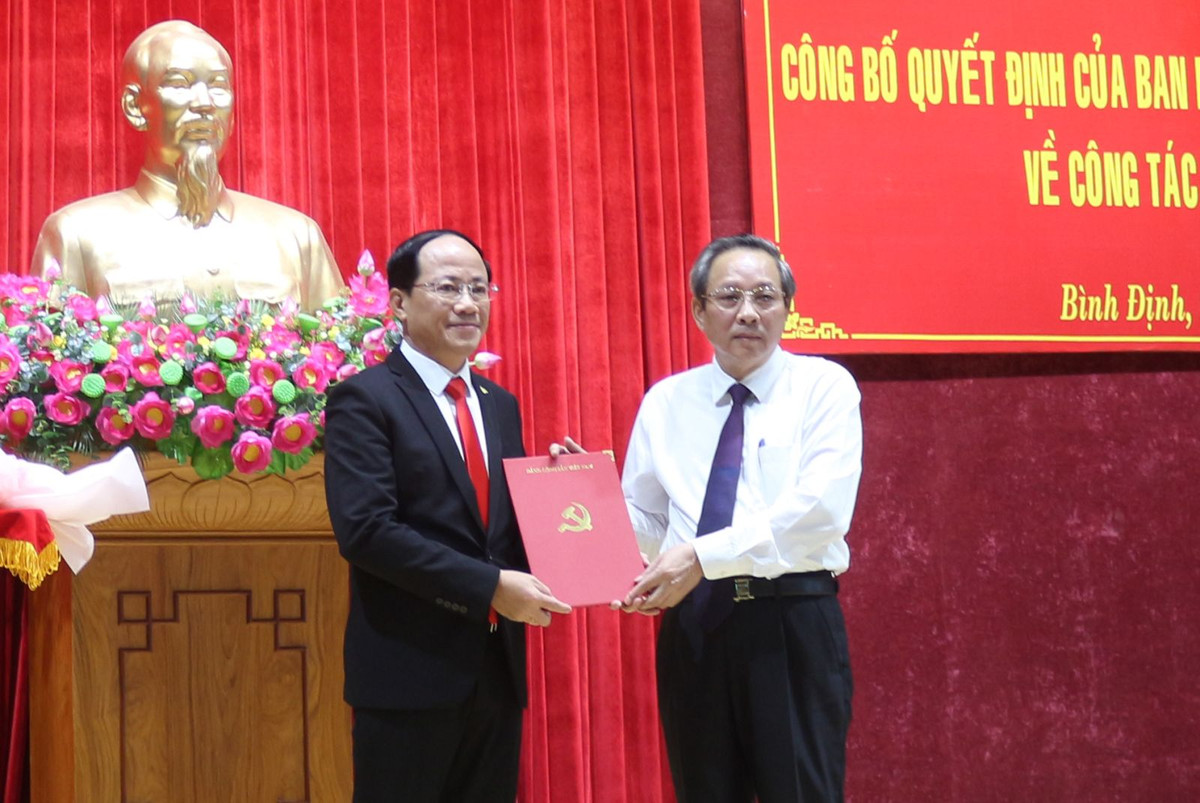 Ông Tuấn được giới thiệu để HĐND tỉnh bầu giữ chức Chủ tịch UBND tỉnh Bình Định (nhiệm kỳ 2021 - 2026) thay cho ông Nguyễn Phi Long được Bộ Chính trị điều động, phân công giữ chức Bí thư Tỉnh ủy Hòa Bình (nhiệm kỳ 2020 - 2025). 