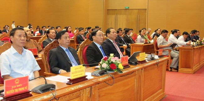 “Tôi nhận thức rõ nhiệm vụ trọng tâm, xuyên suốt trong nhiệm kỳ này là phải tranh thủ tối đa thời cơ, thuận lợi, ra sức vượt qua khó khăn, thử thách, phát huy thành tựu đã đạt được, nghiêm túc khắc phục hạn chế, yếu kém, lấy sự hài lòng của nhân dân và DN làm thước đo hoạt động của chính quyền; nỗ lực cao nhất để cùng Đảng bộ, quân và dân trong tỉnh phát huy sức mạnh toàn dân, nỗ lực phấn đấu thực hiện thắng lợi các mục tiêu, nhiệm vụ phát triển KT-XH 5 năm 2021 - 2025 mà Nghị quyết Đại hội Đảng bộ tỉnh lần thứ XX đã đề ra với mục tiêu phấn đấu xây dựng tỉnh Bình Định trở thành tỉnh phát triển thuộc nhóm dẫn đầu của khu vực miền Trung”, ông Tuấn nhấn mạnh. 