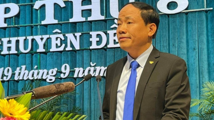 Tân Chủ tịch UBND tỉnh Bình Định hứa trong thực thi chức trách nhiệm vụ của mình, với phương châm làm việc “Làm gương, kỷ cương, trọng tâm, bứt phá”, sẽ cùng với tập thể lãnh đạo UBND tỉnh nghiêm túc giữ vững kỷ cương, kỷ luật hành chính, thực hiện đúng nguyên tắc tập trung dân chủ, công khai, minh bạch mọi vấn đề; cùng nhau chung sức, chung lòng xây dựng tập thể lãnh đạo UBND tỉnh đoàn kết, thống nhất, phát huy tốt nhất vai trò của tập thể, đề cao trách nhiệm cá nhân của người đứng đầu; hành động kiên quyết, kịp thời, sáng tạo, hoàn thành tốt nhiệm vụ được Đảng, Nhà nước và nhân dân giao phó. 