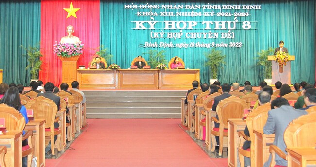 Chiều 19/9, Hội đồng nhân dân tỉnh Bình Định khóa XIII (nhiệm kỳ 2021 - 2026) tổ chức Kỳ họp thứ 8 (kỳ họp chuyên đề). Tại kỳ họp, bầu ông Phạm Anh Tuấn - Phó Bí thư Tỉnh uỷ giữ chức Chủ tịch UBND tỉnh Bình Định nhiệm kỳ 2021-2026 với 57/57 phiếu bầu, đạt tỷ lệ 100%. (Ảnh: Báo Bình Định) 