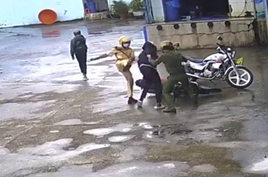 Tuoc danh hieu CAND 3 can bo cong an Soc Trang danh 2 thieu nien