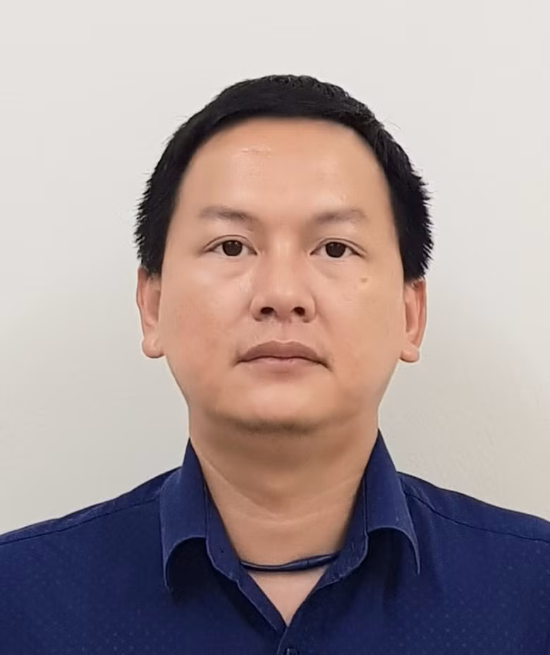  Chuyên viên Vụ Quan hệ quốc tế Nguyễn Tiến Thân. Ngày 18/8, Cơ quan An ninh điều tra Bộ Công an khởi tố bị can, lệnh bắt tạm giam và khám xét đối với ông Nguyễn Tiến Thân - chuyên viên Vụ Quan hệ quốc tế thuộc Văn phòng Chính phủ) về tội Nhận hối lộ. 