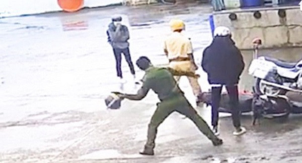 Tam dinh chi 4 canh sat vu danh 2 nam sinh di xe may