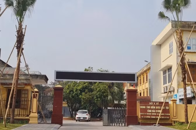 Khi đó, Cơ quan điều tra đã làm rõ sai phạm trong việc Việt Á bán kit xét nghiệm Covid-19 cho CDC Hải Dương thông qua 5 hợp đồng với tổng giá trị 151 tỷ đồng. Ông Tuyến bị khởi tố tội danh Vi phạm quy định về đấu thầu gây hậu quả nghiêm trọng. Ngày 31/12/2021, Cơ quan Cảnh sát điều tra Bộ Công an đã ra Quyết định bổ sung Quyết định bổ sung quyết định khởi tố bị can đối với Phạm Duy Tuyến về tội Nhận hối lộ. Phạm Duy Tuyến có hành vi nhận hối lộ số tiền 27 tỷ đồng.