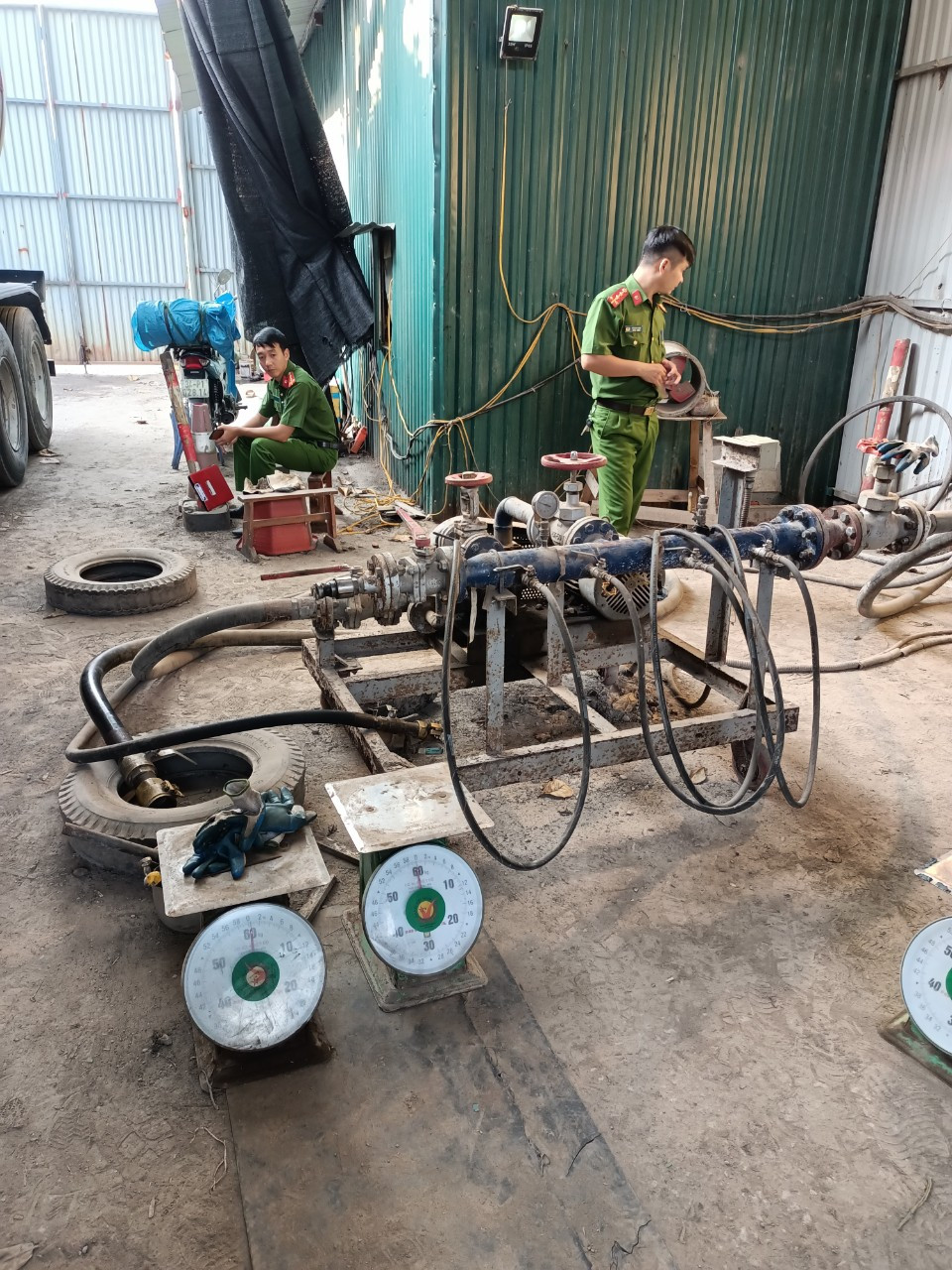 Hai Duong: Bat qua tang nhom doi tuong sang chiet ga trai phep-Hinh-3