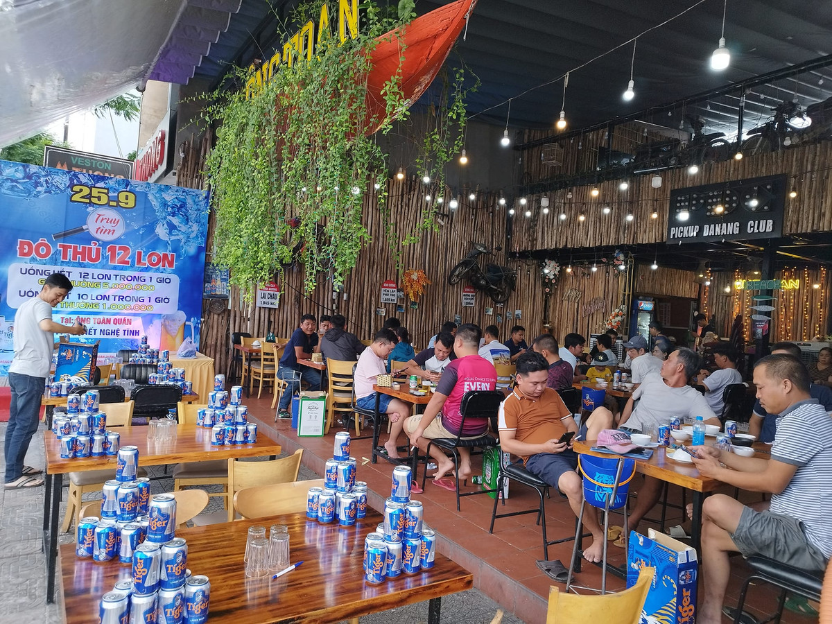 Quan nhau kich cau thi uong bia: Nen “xu ly” chu quan!