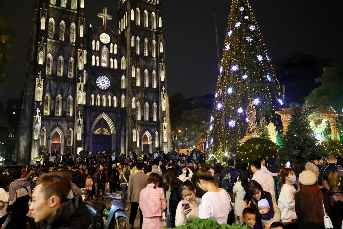  Nhà thờ Lớn Hà Nội (phố Hàng Trống, quận Hoàn Kiếm) là nơi thu hút nhiều du khách và giáo dân nhất trong mỗi mùa Noel, bởi nằm ở vị trí trung tâm và cũng là nhà thờ chính tòa của Tổng giáo phận Hà Nội.