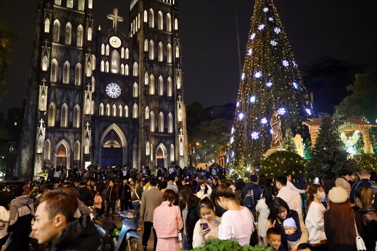  Nhà thờ Lớn Hà Nội (phố Hàng Trống, quận Hoàn Kiếm) là nơi thu hút nhiều du khách và giáo dân nhất trong mỗi mùa Noel, bởi nằm ở vị trí trung tâm và cũng là nhà thờ chính tòa của Tổng giáo phận Hà Nội.