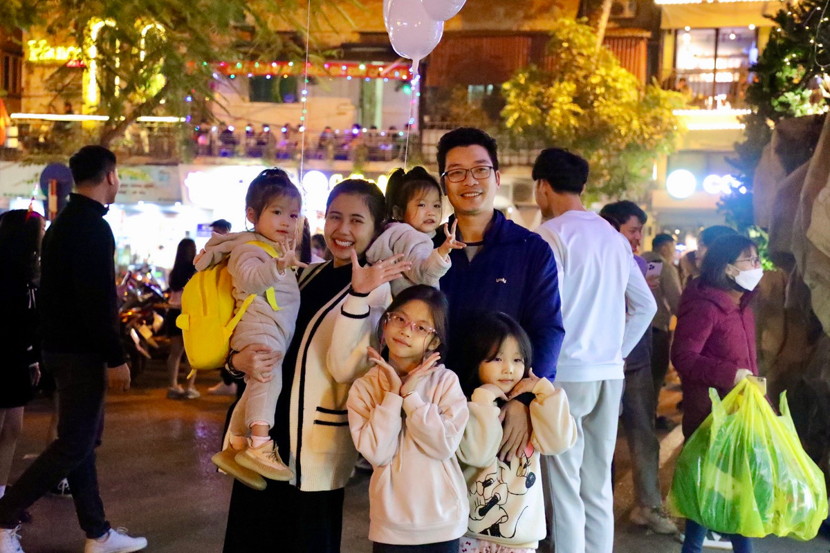 Một đại gia đình hạnh phúc bên nhau, cùng lưu lại bức ảnh kỷ niệm trong mùa Giáng sinh năm nay.