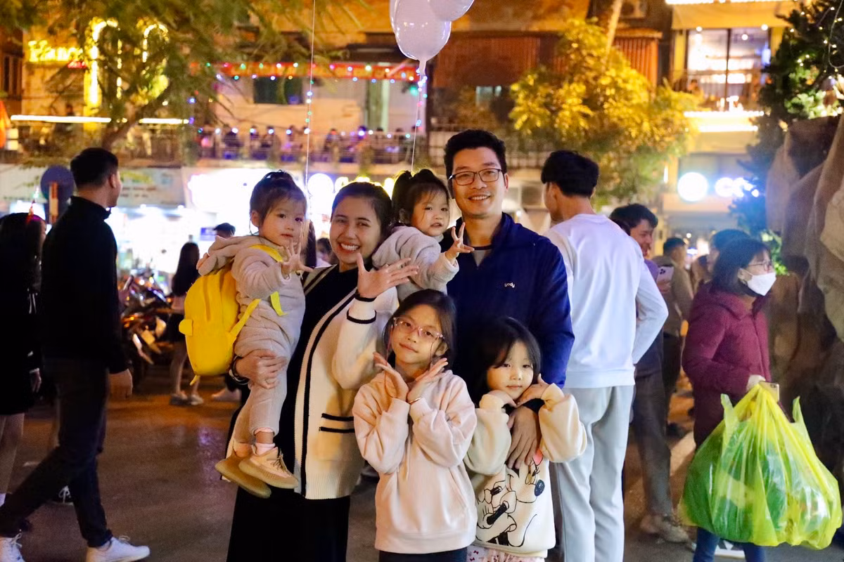 Một đại gia đình hạnh phúc bên nhau, cùng lưu lại bức ảnh kỷ niệm trong mùa Giáng sinh năm nay.