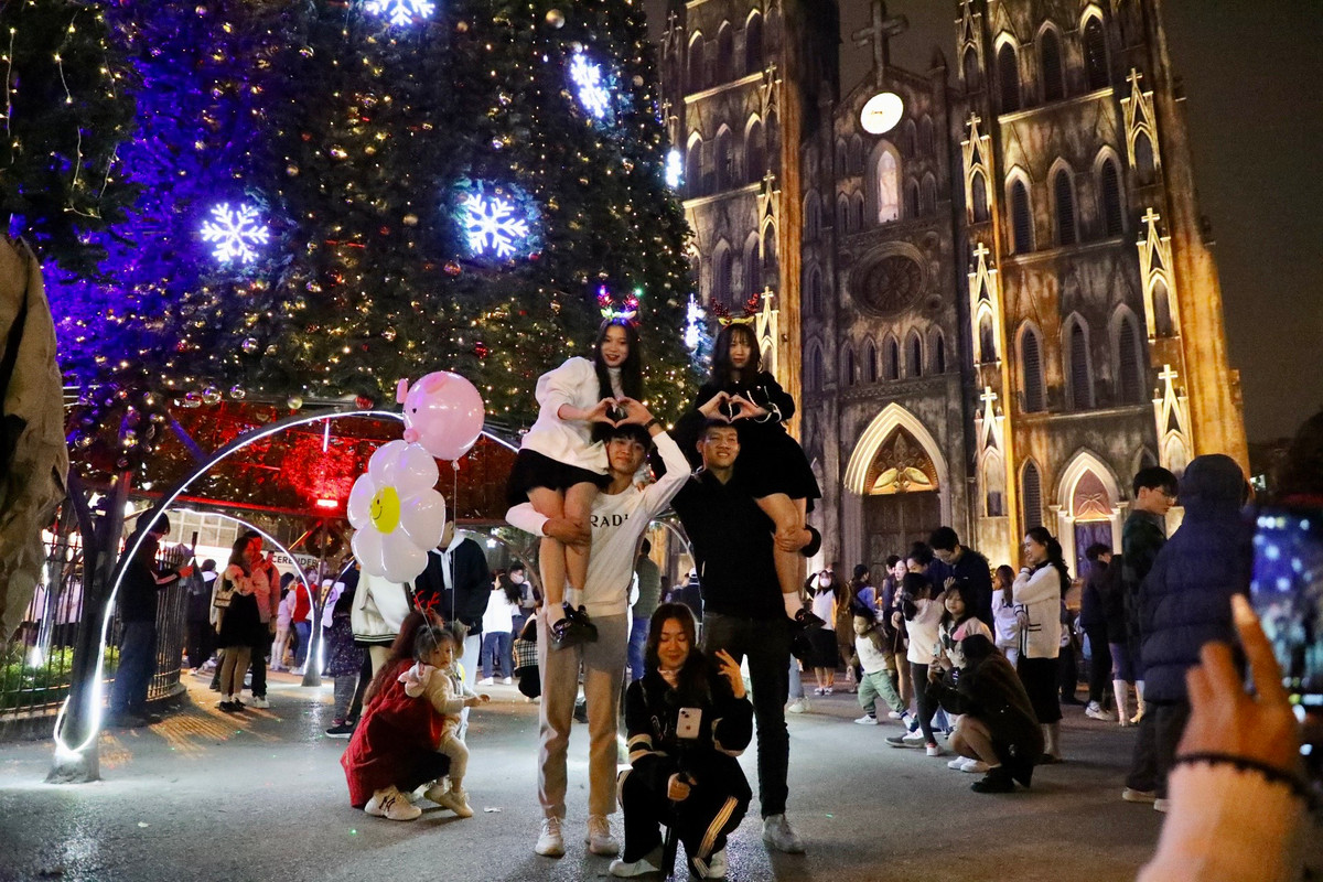 Một nhóm bạn trẻ tạo hình "độc lạ" để chụp ảnh, quay clip bắt "trend" trên nền tảng Tik Tok.