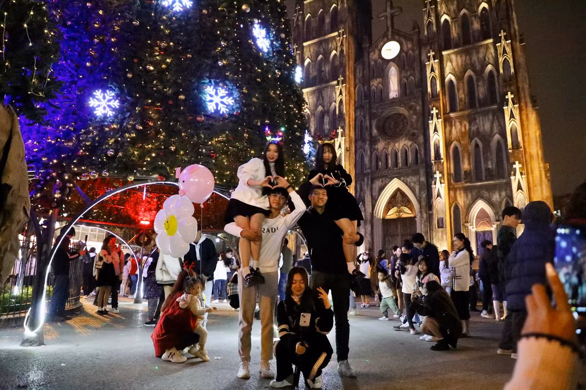 Một nhóm bạn trẻ tạo hình "độc lạ" để chụp ảnh, quay clip bắt "trend" trên nền tảng Tik Tok.